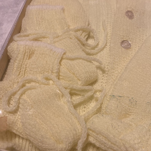 NWT VINTAGE Cradle Knit Yellow Infant Baby Sweater Hat & Bootie Set - Picture 3 of 6
